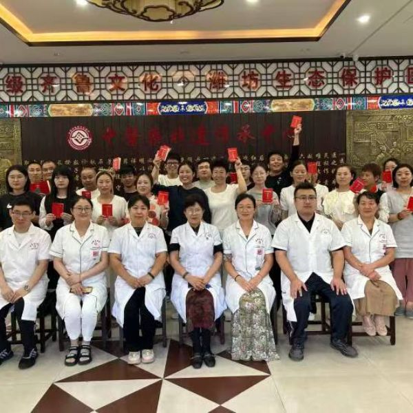 针推推拿培训班合影